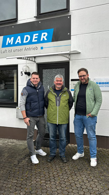 Marco Jähnig, Martin Meixner und Sebastian Klotzbücher vor der Niederlassung in Eichenau