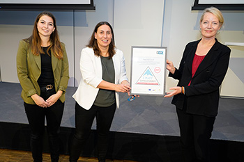 Thekla Walker überreicht Stefanie Kästle und Julia Sulzberger Gipfelstürmer Award